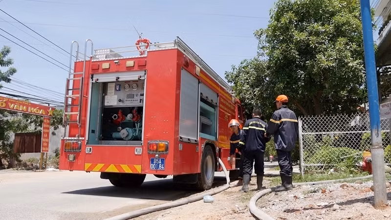 Cot khoi den kit tu khu chua xang dau san bay o Ninh Thuan-Hinh-3
