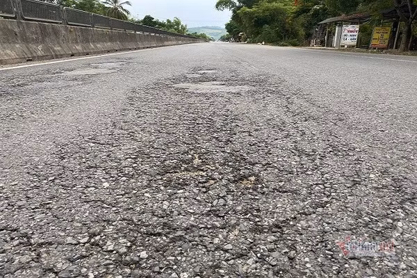 Video: Quoc lo nghin ty chua het bao hanh da xuong cap nghiem trong-Hinh-4