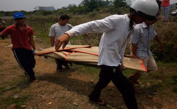 Một nạn nhân là nam thanh niên chết đuối dưới "hồ tử thần" được đưa lên bờ giao cho gia đình lo hậu sự.