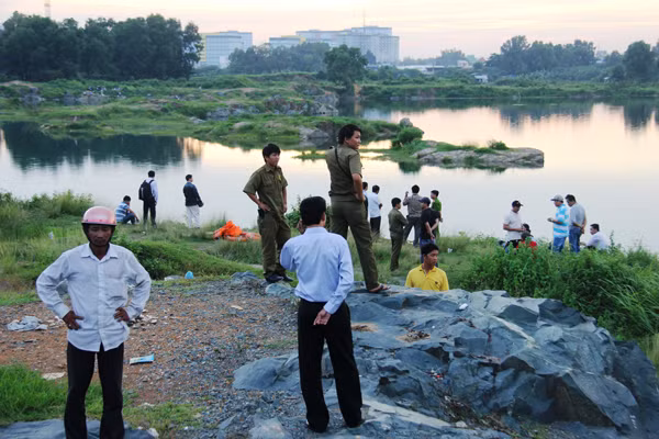 Hồ đá ( Hồ tử thần) nơi nhóm thiếu niên đến tập bơi và một em chết đuối.