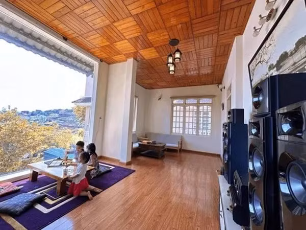 Căn phòng trải những chiếc bàn phong cách Nhật giúp trẻ nhỏ có được không gian gần gũi hơn.