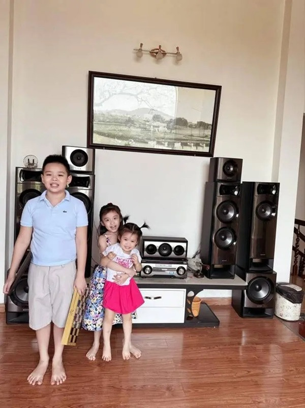 hông gian rộng rãi cho 3 nhóc tì nô đùa.