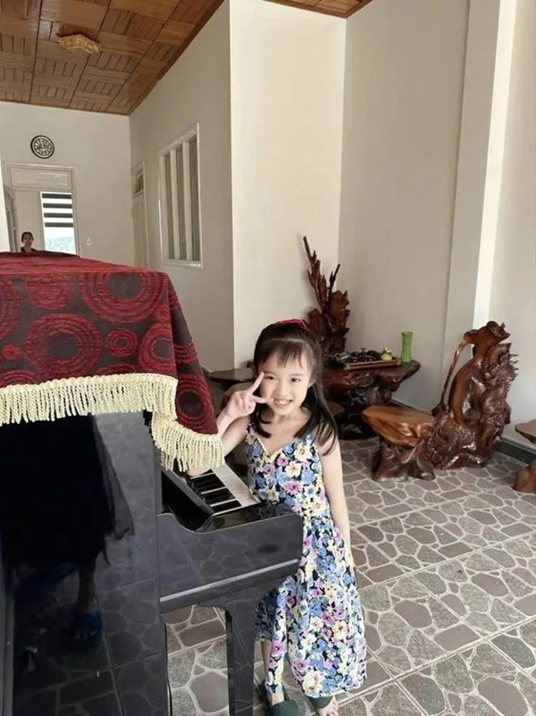 ột phần không gian trong nhà cũng được giọng ca "Đồng xanh" hé lộ. Trong đó có nhiều nội thất gỗ tự nhiên sang trọng.