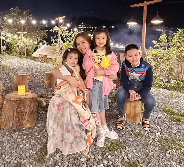 Vy Oanh cho biết từng có thời gian kín tiếng vì chăm lo tổ ấm nhỏ. Hiện cô vừa hoạt động nghệ thuật vừa kinh doanh.