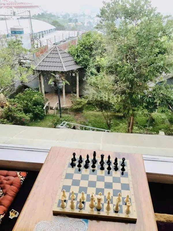 iew nhìn từ trên phòng xuống vườn rất thoáng đãng. Ông xã Vy Oanh và con trai thường ngồi bên cửa sổ chơi cờ.