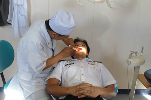 Tàu bệnh viện khám bệnh cho cán bộ, chiến sĩ đang làm nhiệm vụ trên biển.