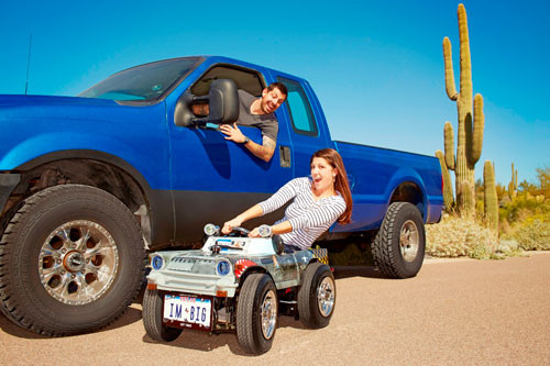 Austin Coulson sống ở bang Texas (Mỹ) đã tạo ra chiếc xe 4 bánh nhỏ nhất thế giới (được ghi danh trong sách Guinness) với kích thước tổng thể dài 1.219 mm, rộng 610 mm và cao 635 mm. Xe có thể đạt tốc độ tối đa 53 km/h. Động cơ là loại xi-lanh đơn dung tích 110 phân khối kết hợp với hộp số CVT. Xe trang bị cả còi, cần gạt nước kính chắn gió, đèn xi-nhan. Mức tiêu hao nhiên liệu 2,8 lít/100 km. Bình xăng dung tích 1,9 lít.