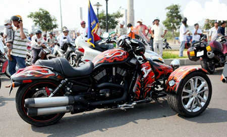 Chiếc xe được gắn động cơ 1250 phân khối với hộp số 5 cấp và bình xăng dung tích 18,9 lít.