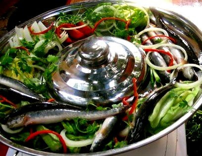 Lẩu cá kèo là món ăn đặc trưng của người miền Nam. Ở miền Bắc có nhiều nhà hàng chuyên bán loại lẩu này và được thực khách rất ưa chuộng với giá từ 300-350.000 đồng/nồi.