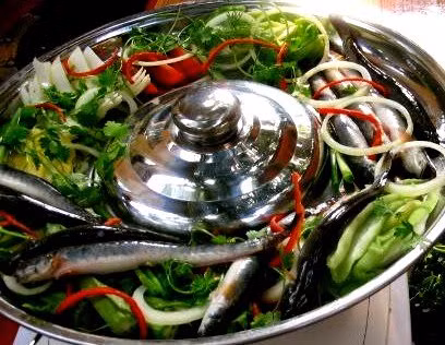 Lẩu cá kèo là món ăn đặc trưng của người miền Nam. Ở miền Bắc có nhiều nhà hàng chuyên bán loại lẩu này và được thực khách rất ưa chuộng với giá từ 300-350.000 đồng/nồi.