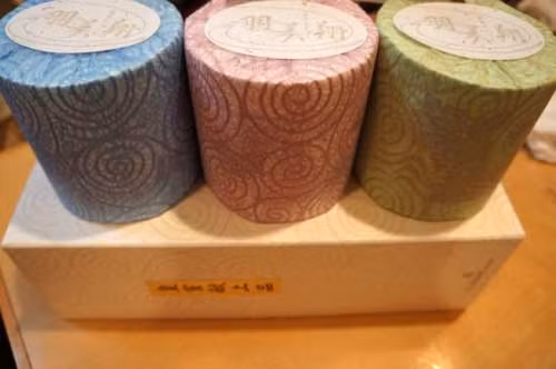 Mỗi cuộn giấy sẽ được bao bằng giấy Tosa washi (1 loại giấy đặc biệt được sản xuất từ tỉnh Kochi) và đặt trong một hộp làm bằng tay do chính các nghệ nhân ở Kyoto thực hiện. Bên trong từng hộp phủ lớp lá bạc.
