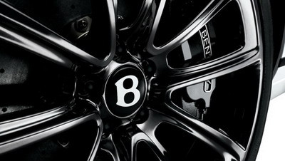 Hãng xe Bentley cũng dành tặng cho người dùng logo gắn thêm vào xe. Hãng miêu tả đây là một "phụ kiện mang tính biểu tượng". Tùy chọn gồm 4 miếng có giá 841 USD luôn đứng thẳng, ngay cả khi xe chạy.