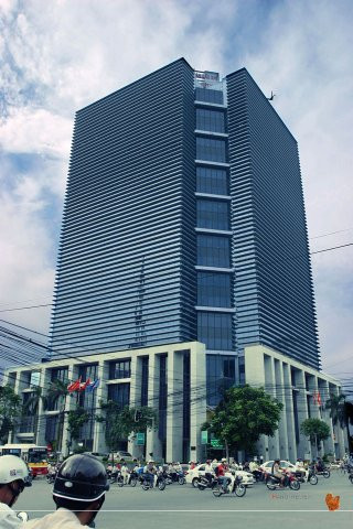 Tòa tháp Petrovietnam Tower của Tập đoàn Dầu khí Việt Nam là một trong những tòa nhà văn phòng hiện đại vào bậc nhất tại Hà Nội ở thời điểm khánh thành (năm 2010). Đây quả là một điểm sáng ở thời điểm khi mà các tòa nhà bằng bê tông cốt thép đang thịnh hành. Tòa nhà tọa lạc tại số 18 Láng Hạ, Hà Nội, cao 19 tầng.