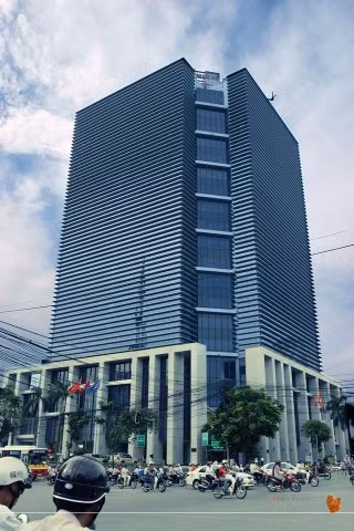 Tòa tháp Petrovietnam Tower của Tập đoàn Dầu khí Việt Nam là một trong những tòa nhà văn phòng hiện đại vào bậc nhất tại Hà Nội ở thời điểm khánh thành (năm 2010). Đây quả là một điểm sáng ở thời điểm khi mà các tòa nhà bằng bê tông cốt thép đang thịnh hành. Tòa nhà tọa lạc tại số 18 Láng Hạ, Hà Nội, cao 19 tầng.