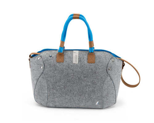 Sau khi ra mắt dòng i mới, hãng xe siêu sang Đức BMW giới thiệu với người hâm mộ bộ phụ kiện dạng "tone sur tone" đi kèm với xe bao gồm: bộ sạc năng lượng mặt trời cho điện thoại và máy nghe nhạc, túi đựng laptop làm từ nhựa tái chế và da chiết xuất từ thực vật, USB, móc đeo chìa khóa, túi xách, sổ ghi chép và bút bi.