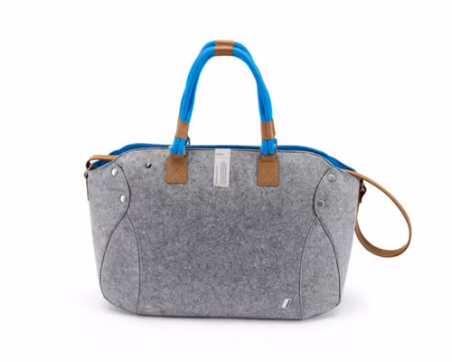 Sau khi ra mắt dòng i mới, hãng xe siêu sang Đức BMW giới thiệu với người hâm mộ bộ phụ kiện dạng "tone sur tone" đi kèm với xe bao gồm: bộ sạc năng lượng mặt trời cho điện thoại và máy nghe nhạc, túi đựng laptop làm từ nhựa tái chế và da chiết xuất từ thực vật, USB, móc đeo chìa khóa, túi xách, sổ ghi chép và bút bi.