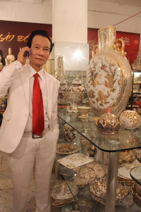 "Hải đồ cổ" là cái tên quen thuộc đối với người dân Hải Phòng. Người ta nói nhiều về ông với những mỹ từ như "vua đồ cổ", "đại tỷ phú", "đại gia đất Cảng"...