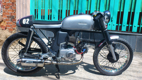 Một chiếc Honda 67 khác được một người chơi xe tại Đồng Nai thiết kế lại theo phong cách café racer. Yên xe và bình xăng được thiết kế lại theo phong cách café racer. Động cơ cũng được tinh chỉnh lại với một số chi tiết mua mới, sử dụng ống xả AHM…