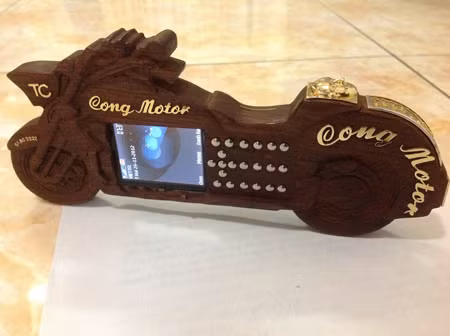Một đại gia Sài Gòn đã kỳ công trong 6 tháng để chế tác thành công chiếc điện thoại làm bằng gỗ sưa trị giá 200 triệu đồng. Chiếc điện thoại mang dáng dấp chiếc motor Honda Valkyrie Run, là mẫu xe mà chủ nhân yêu thích.