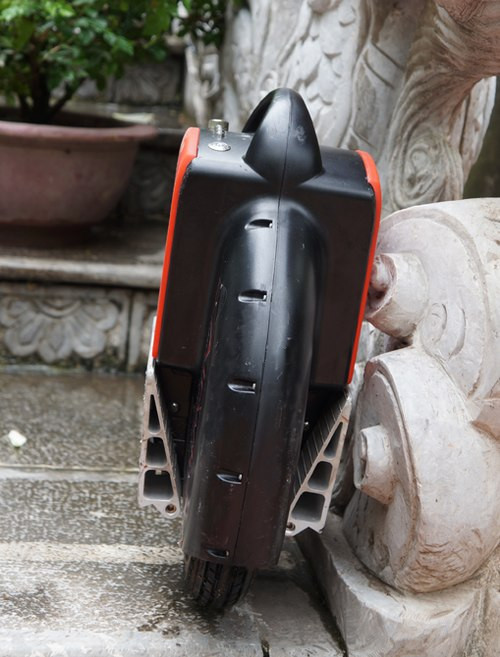 Xe có các bước sử dụng khá đơn giản: Bắt đầu chạy xe bằng cách đặt một bên chân (thường là chân thuận trước) lên chỗ để chân, chân còn lại đẩy nhẹ lấy đà rồi đặt lên xe. Người giữ thẳng, hướng trọng tâm về phía trước để tiến và hơi ngửa về sau để dừng lại hoặc chạy lùi. Quay xe bằng cách sử dụng góc bàn chân và cẳng chân. Chiếc xe này đang được các dân chơi rất ưa chuộng bởi tính độc đáo của nó.