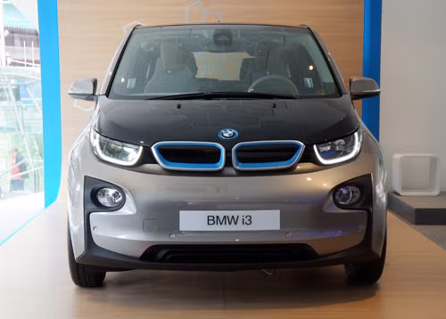 Cuối tháng 8/2013, hãng xe nổi tiếng BMW cho ra mắt chiếc xe sử dụng động cơ điện i3 cho công suất 170 mã lực và mô-men xoắn 250 Nm, giúp xe tăng tốc từ 0 lên 100km/h sau 7,2 giây. Thời gian sạc tiêu chuẩn 8 tiếng và có thể sạc qua ổ cắm thông thường, ổ cắm công cộng hoặc bộ sạc Wallbox đặc biệt của BMW. Đây là sản phẩm đầu tiên trong ngành công nghiệp ôtô được sản xuất hàng loạt với bộ khung liền khối bằng chất dẻo - sợi carbon CFRP.