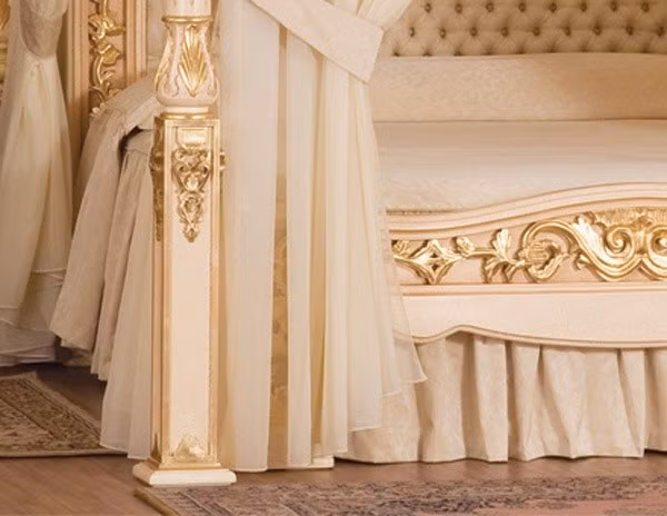 Từng chi tiết trang trí quanh giường đều được làm tỉ mẩn bằng tay và từ các vật liệu cao cấp. Phần đầu giường được đính kim cương và đá quý. Phần rèm bao phủ được làm bằng loại lụa Ý tốt nhất trên thế giới. Hiện trên thế giới chỉ có 2 chiếc giường thế này, trong đó một chiếc thuộc về một doanh nhân người Ý giàu có.