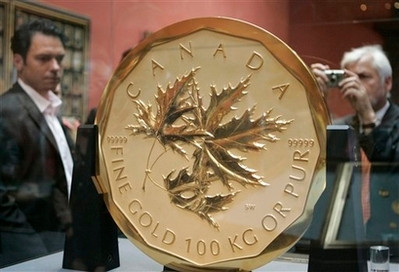 Đồng xu "Lá phong Canada" được mệnh danh là đồng tiền vàng lớn nhất và đắt nhất thế giới. Đồng xu làm bằng vàng nguyên chất, nặng tới 100kg và có trị giá khoảng 3,2 triệu USD. Hiện đồng xu "Lá phong Canada" này được một công ty của Áo cho bảo tàng lịch sử nghệ thuật ở Vienna, Áo, mượn vĩnh viễn.