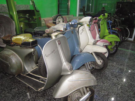 Cứ thế, bộ sưu tập của anh cứ dày thêm. Những dòng xe cổ mà anh Tấn sưu tầm được sản xuất ở khắp các nước trên thế giới như Nhật Bản, Ý, Đức... từ mấy chục năm, thậm chí hàng trăm năm về trước. Sau khi đạt được kỷ lục Việt Nam, dân chơi xe cổ gọi anh bằng cái tên "Tấn Hoàng Mobylette", nhằm tôn vinh niềm đam mê thực thụ của con người có chất "nông dân" này.