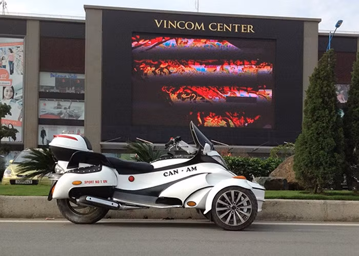 Hiện chưa rõ xe sử dụng động cơ loại nào còn bánh xe dường như được "mượn" từ một mẫu ô tô loại nhỏ với vành đúc thể thao.