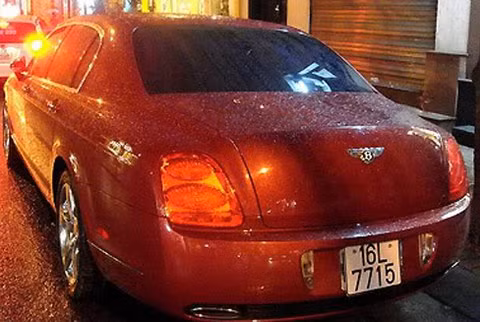 Bentley Continental Flying Spur sang trọng trên đường phố Hải Phòng.