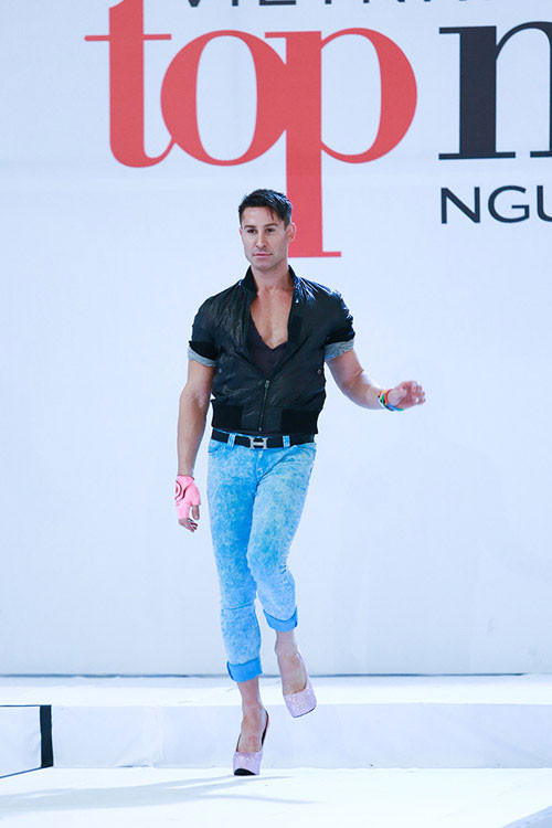 Anh ra sức thể hiện khả năng hoạt náo của mình khi tạo ra đủ chiêu trò để giúp các thí sinh bớt căng thẳng, từ đó tìm được những ưu điểm của họ