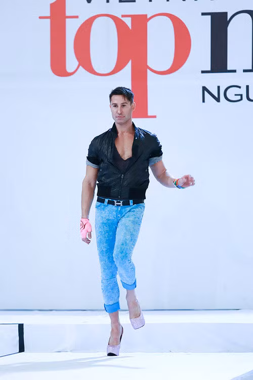 Anh ra sức thể hiện khả năng hoạt náo của mình khi tạo ra đủ chiêu trò để giúp các thí sinh bớt căng thẳng, từ đó tìm được những ưu điểm của họ