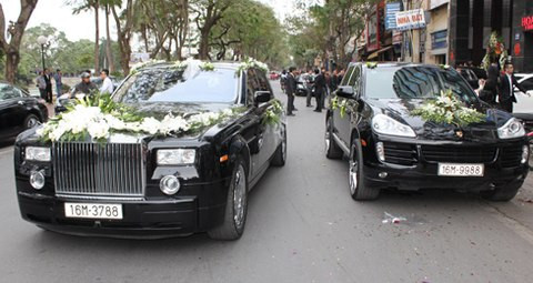 Rolls-Royce Phantom trong đám cưới của một đại gia Hải Phòng. Phantom là dòng xe xếp vào hạng siêu sang và được đặc biệt ưa chuộng tại Việt Nam. Số lượng đã lên tới hàng chục chiếc. Giá bán dao động trong khoảng 500.000 USD tới trên 1 triệu USD, tùy theo phiên bản, trang thiết bị gắn trên xe, độ độc và năm sản xuất.