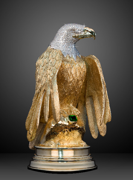 Bức tượng bằng vàng khối phủ kim cương lớn nhất thế giới - The Golden Eagle là sản phẩm của chuyên gia săn đồ quý Ron Shore.