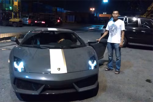 Một đại gia Hải Phòng tậu chiếc Lamborghini LP550-2 Valentino Balboni vào tháng 7/2011. Thiết kế ngoại thất của xe khá bắt mắt, với một sọc trắng to bản chạy dọc thân xe. Phía dưới cánh cửa bên trái có một logo in hình chữ ký của Valentino Balboni cùng thứ tự xe xuất xưởng.