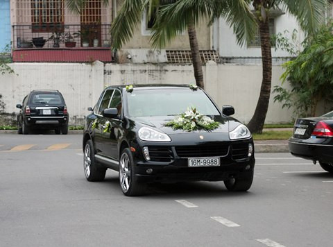 Chiếc Porsche Cayenne S mang biển cặp. Phiên bản Cayenne S có giá khoảng 150.000 USD.