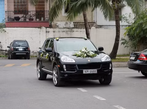 Chiếc Porsche Cayenne S mang biển cặp. Phiên bản Cayenne S có giá khoảng 150.000 USD.