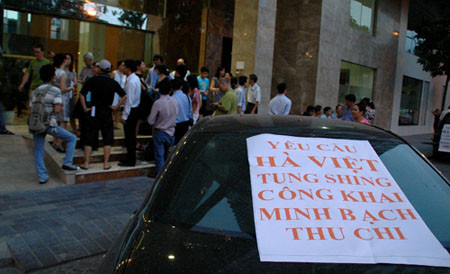 Cư dân tòa nhà Golden Westlake nhiều lần phản đối phí trông xe đắt đỏ của chủ đầu tư - Hà Việt Tung Shing. Ảnh: Dân Việt