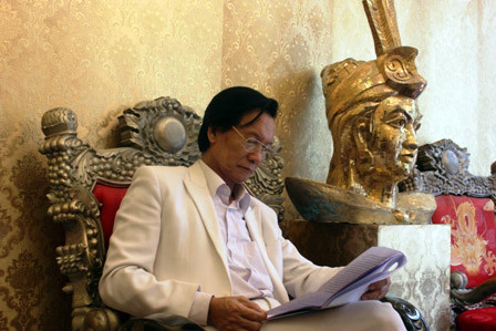 Tên thật của "Hải đồ cổ" là Bùi Xuân Hải. Ngoại trừ cặp kính gọng vàng thì trên người ông toàn đồ màu trắng. Đời ông đã có 4 lần vào tù ra tội. Tất cả đều là án kinh tế. Ngồi "bóc lịch" chẳng phải vì ông đi lừa đảo thiên hạ mà lần thì vỡ nợ do cơ chế tài chính bất cập, lần thì những tham vọng trong chiến lược làm ăn... vượt quá xa "khuôn" luật của xã hội đương thời.