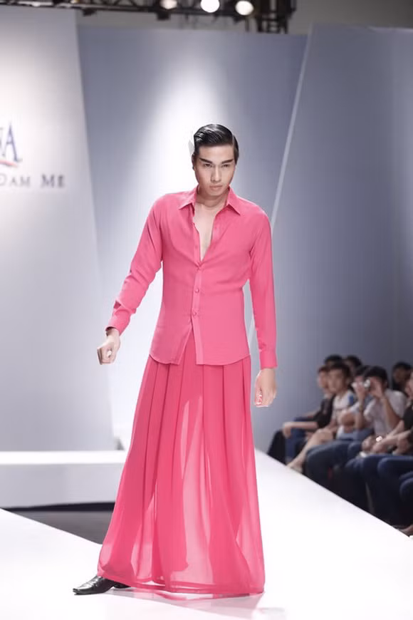 Vẻ đẹp nam tính vốn là bản chất của cánh đàn ông đã bị váy hồng lụa "đè bẹp".