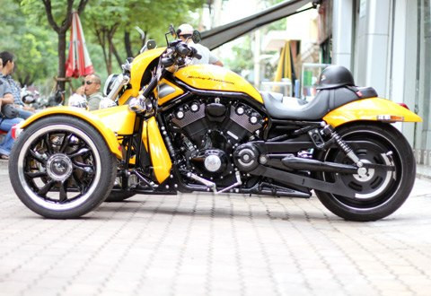 Chiều cao yên xe tính từ mặt đất 640 mm. Night Rod sử dụng động cơ Revolution V-Twin với góc nghiêng 60 độ, dung tích 1.250 phân khối, làm mát bằng dung dịch. Hệ thống phun xăng điện tử và hộp số 5 cấp.