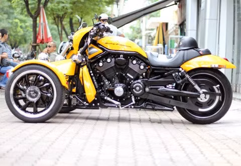 Chiều cao yên xe tính từ mặt đất 640 mm. Night Rod sử dụng động cơ Revolution V-Twin với góc nghiêng 60 độ, dung tích 1.250 phân khối, làm mát bằng dung dịch. Hệ thống phun xăng điện tử và hộp số 5 cấp.