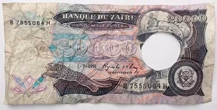 Năm 1997, chế độ độc tài của Joseph Mobutu tại Congo đã bị lật đổ năm 1997. Sau đó, trong khi chờ tiền mới được thiết kế và in lại, chính phủ nước này đành cắt bỏ mặt Mobutu trên các tờ tiền cũ để tạm thời sử dụng.