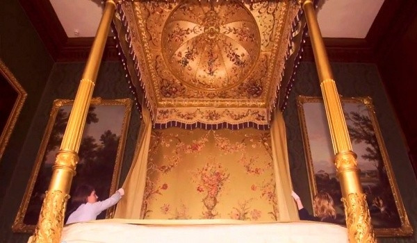 Chiếc giường có mức giá 175.000 USD, khoảng 4 tỷ đồng được sản xuất hoàn toàn thủ công, với sự góp mặt của 700 nghệ nhân tay nghề cao. Những nguyên liệu tạo nên chiếc giường này cũng rất đắt đỏ và quý hiếm như: len Mông Cổ, lông đuôi ngựa xoăn ở Mỹ Latinh, gỗ quý...