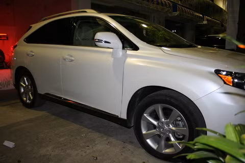 Lexus RX350 mang vẻ đẹp mạnh mẽ và cứng cáp với ghế ngồi bọc da cho cảm giác thoải mái. Thế hệ xe này trang bị 10 túi khí, hệ thống chống va chạm, hệ thống radar cảnh báo khi có nguy hiểm xảy ra.