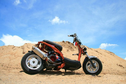 Anh Hiệp (biệt danh Hiệp "Atti-Zoom"), người quanh năm gắn bó với đồng ruộng nhưng có niềm đam mê cháy bỏng với xe, đã tận dụng chiếc xe tay ga Attila cũ kỹ của mình (giá bán lại khoảng 5 triệu đồng) vốn bỏ xó đã lâu ở góc nhà để biến nó thành mẫu xe theo kiểu Zoomer.