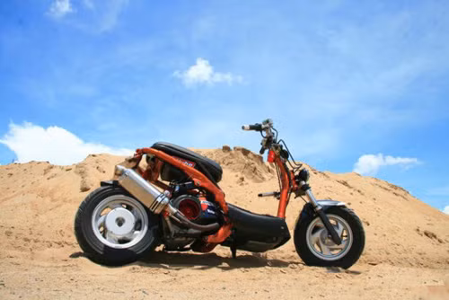 Anh Hiệp (biệt danh Hiệp "Atti-Zoom"), người quanh năm gắn bó với đồng ruộng nhưng có niềm đam mê cháy bỏng với xe, đã tận dụng chiếc xe tay ga Attila cũ kỹ của mình (giá bán lại khoảng 5 triệu đồng) vốn bỏ xó đã lâu ở góc nhà để biến nó thành mẫu xe theo kiểu Zoomer.