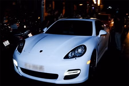 Cô cũng từng biến chiếc Porsche Panamera Turbo màu đen bóng thành màu trắng sang trọng. Giá của Porsche Panamera Turbo lên đến hơn 10 tỷ đồng.