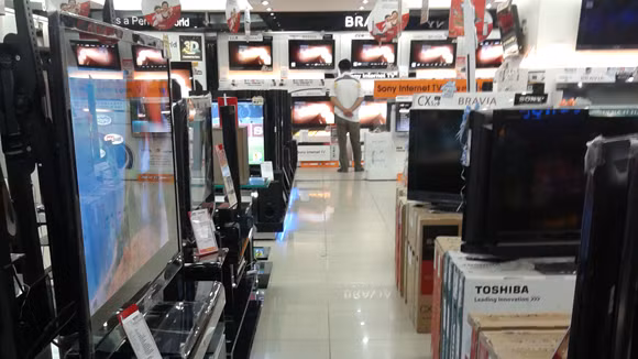 Nhiều siêu thị điện máy cầm cự qua cơn bĩ cực. Ảnh: An ninh Thủ đô