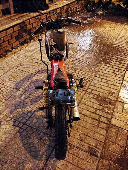 Yên xe được tháo bỏ đi để lại khung trơ trọi. Bình xăng được để nguyên bản với lớp sơn đã bong tróc gần hết theo thời gian. Ghi đông xe được lắp quay ngược so với kiểu thông thường tạo ra dáng vẻ khá dị cho chiếc xe. Đèn xe được mượn từ một chiếc xe máy cổ từ thời Pháp. Đùm trước của xe được thửa từ một chiếc Honda CB350. Cặp lốp mượn từ xe Suzuki Sport 110 mới.